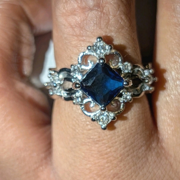 Ladie\'s Vintage Design Princess Cut Sapphire Engagement Ring